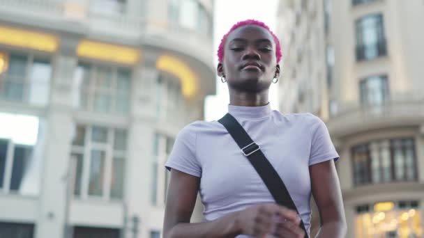 Stylish African Woman Crossing Her Arms Serious Expression Street — 비디오