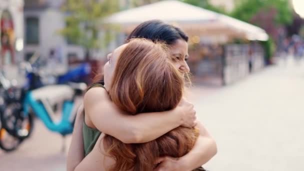 Δύο Λευκοί Φίλοι Αγκαλιάζονται Αποτελεσματικά Μια Συνάντηση — Αρχείο Βίντεο