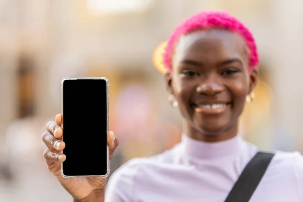 Szelektív Fókusz Mobil Képernyőn Tartott Egy Fiatal Afrikai Utcán — Stock Fotó