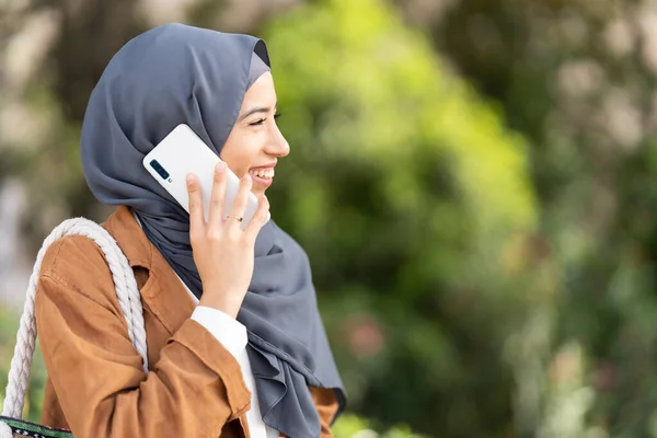 Profilja Egy Boldog Muszlim Borított Szürke Hidzsáb Beszél Mobil Egy — Stock Fotó