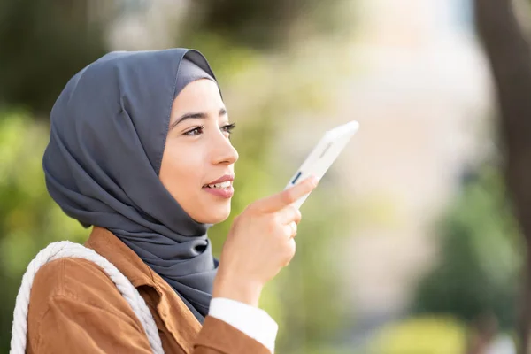 公園で声のメッセージを送るヒジャーブを持つムスリム女性の肖像 — ストック写真