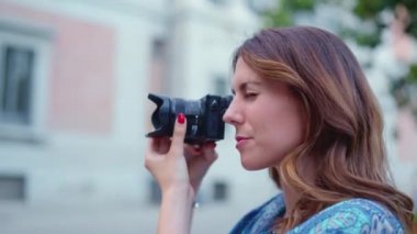 Açık havada fotoğraf çeken beyaz tenli bir kadın fotoğrafçının profilini kapatın.