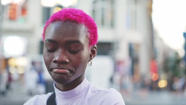 Sad African Young Woman Pink Short City Street — Stock Video