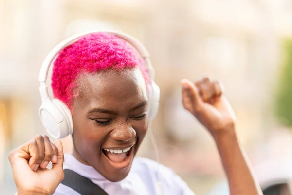 Primer Plano Retrato Una Mujer Afro Bailando Mientras Escucha Música —  Fotos de Stock