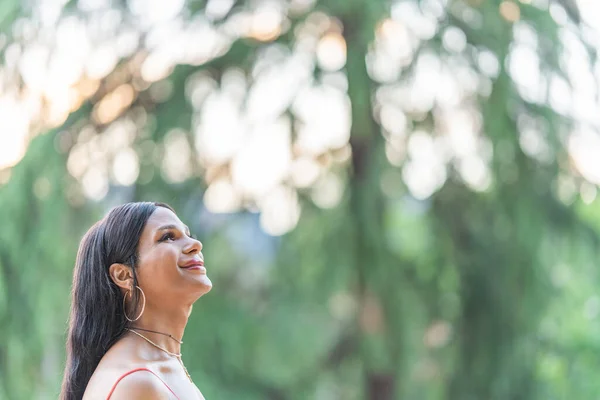 Retrato Com Espaço Cópia Uma Mulher Trans Sorridente Olhando Para — Fotografia de Stock