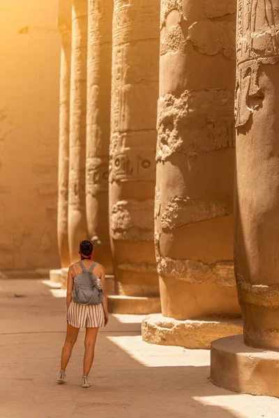 Mısır Karnak Kentindeki Bir Mısır Tapınağının Sütunlarına Bakan Bir Kadın — Stok fotoğraf