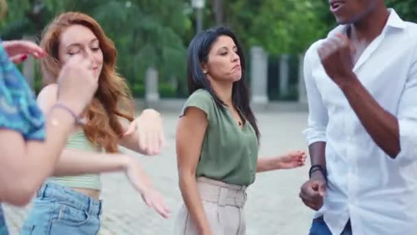 Gruppe Multiethnischer Freunde Tanzt Auf Lustige Weise Auf Der Straße — Stockvideo