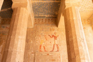 Hatshepsut Tapınağı 'nda hiyerogliflerle sütunlar ve duvarlar