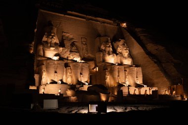 Işık, gece boyunca Mısır 'daki Ramses II tapınağının girişini aydınlattı.