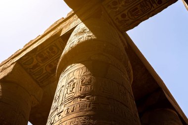 Karnak tapınağındaki eski bir Mısır sütunda güneş ışınları.