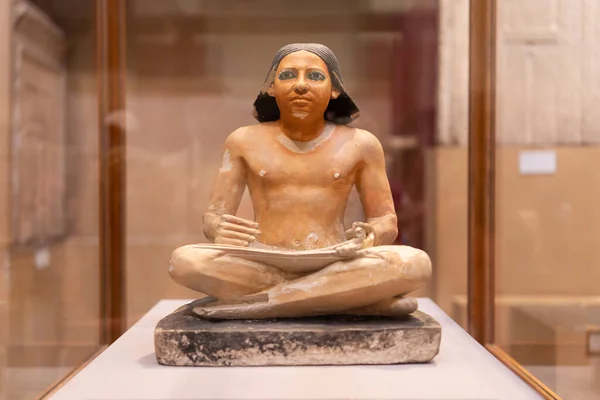 Каир Египет Июня 2022 Года Скульптура Сидящего Египетского Писаря Внутри — стоковое фото