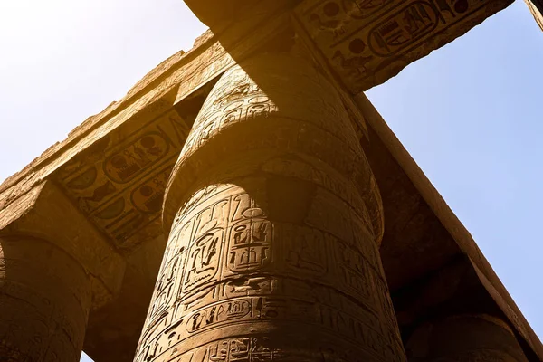 Raios Sol Uma Antiga Coluna Egípcia Templo Karnak — Fotografia de Stock