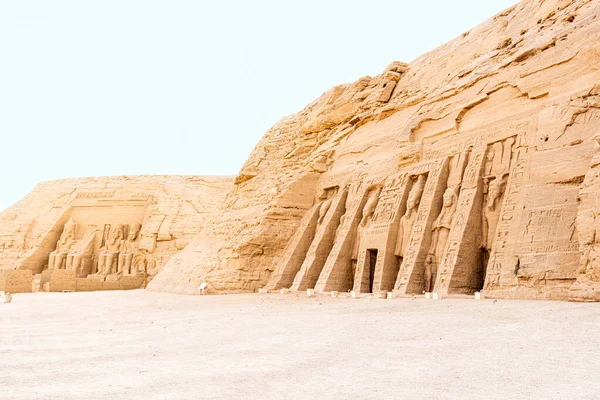 Vista Baixo Ângulo Uma Esplanada Com Dois Templos Egípcios Abu — Fotografia de Stock