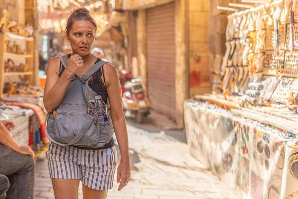 Osäker Kvinnlig Kaukasisk Turist Strosar Genom Gatumarknad Kairo — Stockfoto