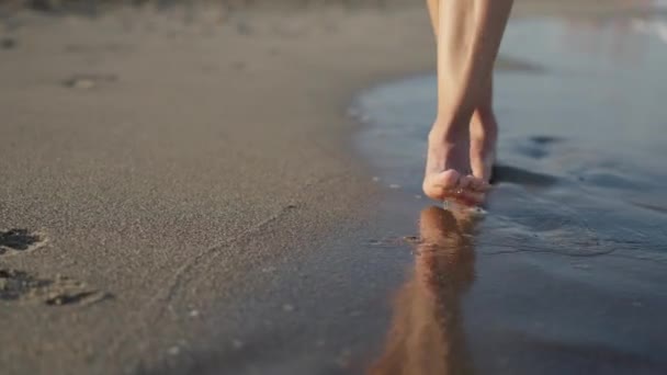 Video Rallentatore Piedi Che Camminano Lungo Riva Del Mare Bagnandosi — Video Stock