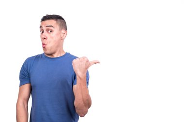 Beyaz arkaplanlı bir stüdyo fotoğrafı. Baştan çıkarıcı bir ifadeyle yan tarafı gösteren bir adam.