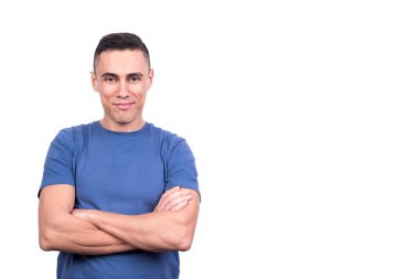 Kollarını kavuşturup gülümseyen bir adamın beyaz arkaplanlı stüdyo portresi