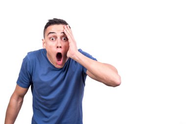 Yüzünde ve yüzünde şaşkınlık ifadesi olan beyaz bir adamın stüdyo portresi.