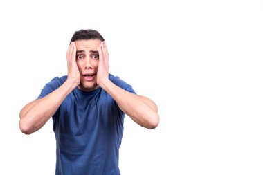 Yüzünde ve yüzünde paniğin ifadesi olan beyaz bir adamın stüdyo portresi.