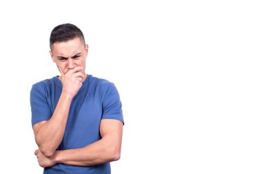 Stüdyo çekiminde eli yüzü üzerinde beyaz bir arka planda ciddi düşünen bir adam görülüyor.