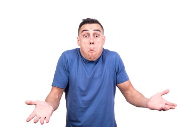 Stüdyo portresi beyaz arkaplanlı, elleri havada hareket eden bir adamın şüphe ifadesi.