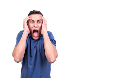 Yüzünde elleri ve korku ifadesi olan beyaz bir adamın stüdyo portresi.