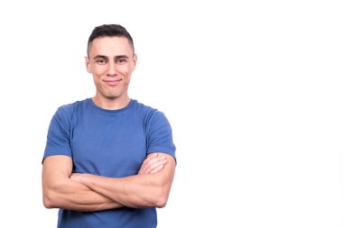 Kollarını gururla bağlamış beyaz bir adamın stüdyo portresi.