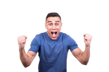 Stüdyo fotoğrafı, mutlu bir adamın beyaz bir arka planla yumruklarını kaldırması.