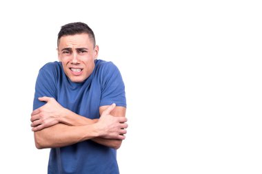 Kameraya bakarken soğuk davranan bir adamın beyaz arka planlı stüdyo fotoğrafı.