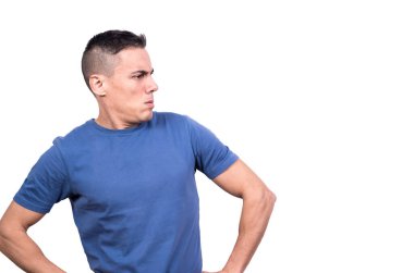 Beyaz arkaplanlı bir stüdyo portresi inançsızlık ifadesiyle yana bakan bir adam.