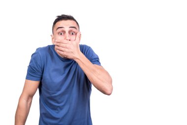 Ağzını şaşkınlık ifadesiyle kapatan bir adamın beyaz arka planlı stüdyo portresi