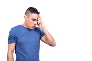 Stüdyo portresi, beyaz arka planda yere bakan bir adamın şaşırmış bir ifadesiyle.