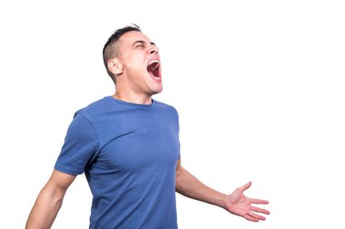 Kolları açık, çığlık atan bir adamın beyaz arka planlı stüdyo portresi.