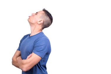 Stüdyo portresi beyaz arkaplanlı bir adamın öfke ifadesiyle profiline dönüştü.