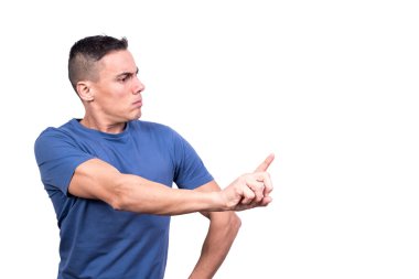 Stüdyo portresi beyaz arkaplanlı, yana bakan ve parmağıyla azarlayan bir adam.