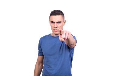 Beyaz arkaplanlı bir stüdyo portresi. Ciddi bir ifadeyle ileri bakan bir adam.