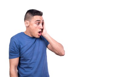 Stüdyo portresi, eli yanağında, kafası karışmış bir adamın beyaz arkaplanı.