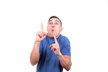 Beyaz arkaplanlı bir stüdyo resmi. Şaşırmış bir ifadeyle yukarı bakan bir adam.