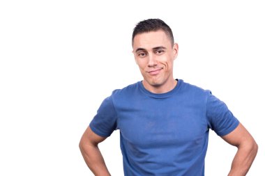 Sıradan giyinmiş, gururlu, gülen bir adamın beyaz arka planlı stüdyo portresi.