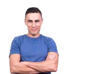 Kolları çapraz ve rahat bir ifadeyle gülümseyen bir adamın beyaz arkaplanlı stüdyo portresi.