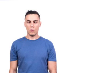 Yorgun suratıyla yüzünü buruşturan şaşı gözlü yetişkin bir adamın beyaz arkaplanlı stüdyo portresi.