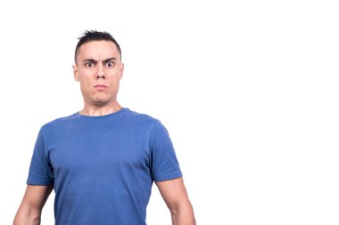 Stüdyo portresi, beyaz arkaplan, ciddi bir adam, şaşırmış bir ifadeyle ayakta duruyor.