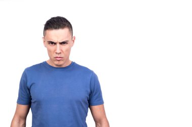 Beyaz arkaplanlı bir stüdyo portresi. Yüzleşen ifadeyle kameraya bakan bir adam.