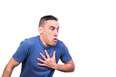 Stüdyo portresi, beyaz arkaplanlı, eli göğsünde, şaşırmış bir yüz ifadesi olan bir adam.