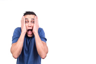 Stüdyo fotoğrafı, beyaz arka planda elleri yüzünde korku içinde çığlık atan bir adam.