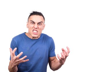 Stüdyo fotoğrafı, beyaz arka planda elleri öfke içinde hareket eden bir adam.