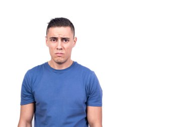 Kameraya bakarken ayakta duran üzgün bir adamın beyaz arkaplanlı stüdyo portresi.