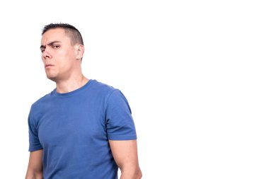 Beyaz arka planlı stüdyo fotoğrafı. Şüpheli bir ifadeyle dik dik bakan bir adam.