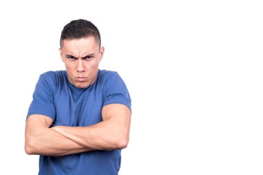 Kollarını kavuştururken üzgün olduğunu belirten beyaz arkaplanlı bir stüdyo fotoğrafı.