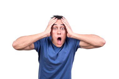 Stüdyo fotoğrafı, elleri kafasında ve umutsuzluk ifadesi olan bir adamın beyaz arkaplanı.